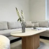 Bobby - Oval sofabord med lys beige stenbordplade og fod i eg 120x55x45 cm