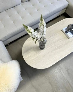 Bobby - Oval sofabord med lys beige stenbordplade og fod i eg 120x55x45 cm