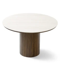 Enzo rundt spisebord med bordplade i beige sten og lamelfod i røget egetræ Ø120 cm