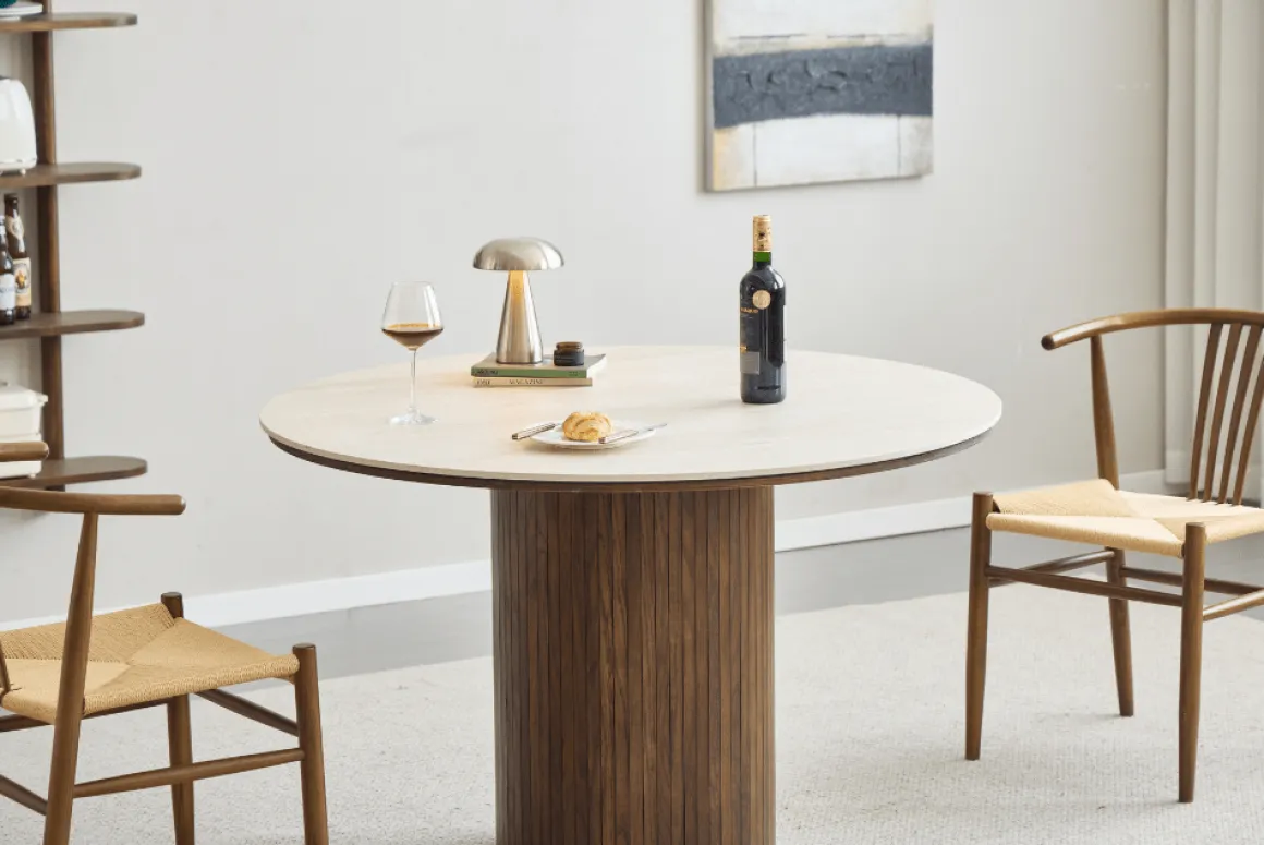 Enzo rundt spisebord med bordplade i beige sten og lamelfod i røget egetræ Ø120 cm