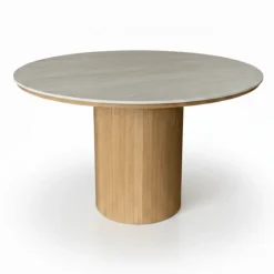 Enzo rundt spisebord med bordplade i beige sten og lamelfod i egetræ Ø120 cm
