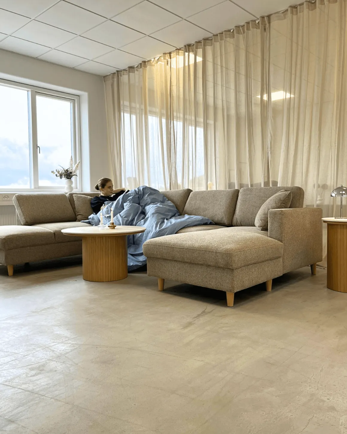 Enzo sidebord i stenbordplade med eg lamelfod Ø40