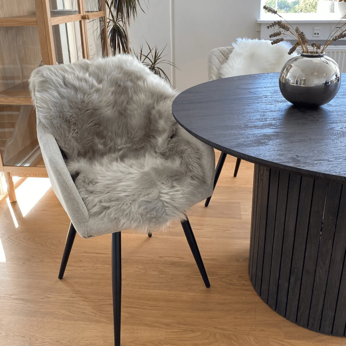 Imiteret langhåret lammeskind i Grå - 65x95 cm