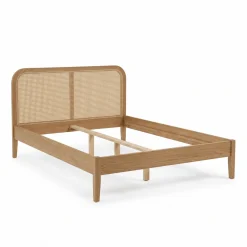 Jamie sengeramme i eg med sengegavl i rattan flet 140x200 cm