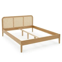 Jamie sengeramme i eg med sengegavl i rattan flet 180x200 cm
