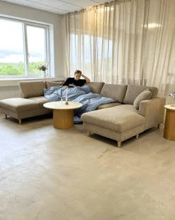 Jennifer højrevendt u-sofa i sand med chaiselong - L: 300 x D: 208 x H: 82 cm