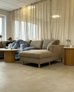 Jennifer højrevendt u-sofa i sand med chaiselong - L: 300 x D: 208 x H: 82 cm