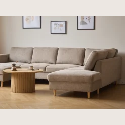 Jennifer venstrevendt u-sofa i sand med chaiselong - L: 300 x D: 208 x H: 82 cm