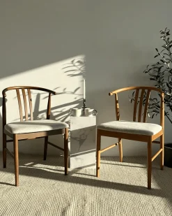 Lizzie spisebordsstol i bøg med polstret sæde i beige