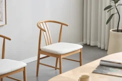 Lizzie spisebordsstol i bøg med polstret sæde i beige