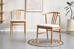 Lizzie spisebordsstol i bøg med polstret sæde i beige