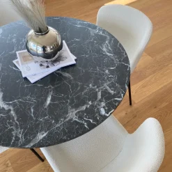 Zander - Rundt sort marmor-look spisebord med trompetfod - Ø100 cm